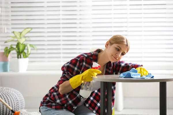 Τεμπέλικη Νεαρή Γυναίκα Σκουπίζει Τραπέζι Στο Σπίτι Καθαρισμός Και Οικιακή — Φωτογραφία Αρχείου
