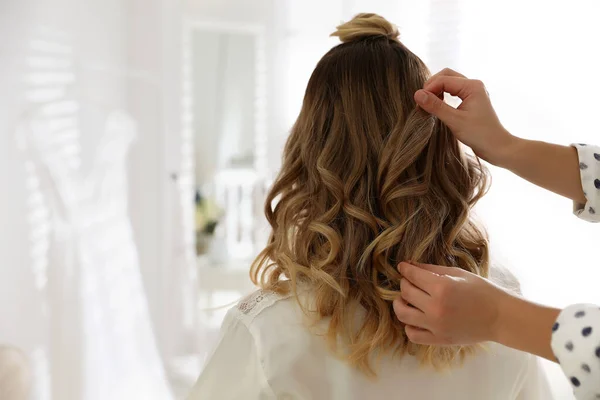 Estilista Profissional Fazendo Penteado Casamento Para Noiva Salão Visão Traseira — Fotografia de Stock