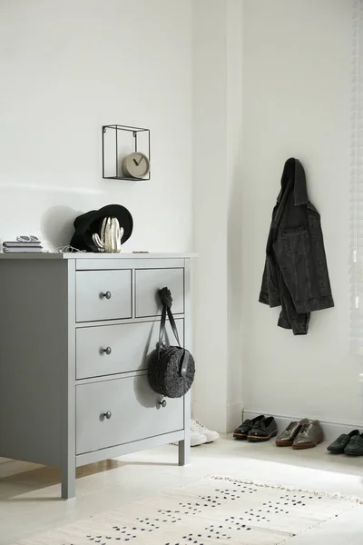 Сірий Комод Стильній Кімнаті Дизайн Інтер Єру — стокове фото