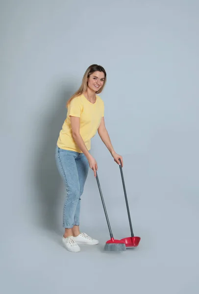 Jonge Vrouw Met Bezem Stofblik Grijze Achtergrond — Stockfoto