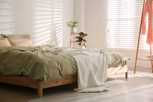 Großes Bett Mit Weicher Decke Stilvollem Interieur — Stockfoto