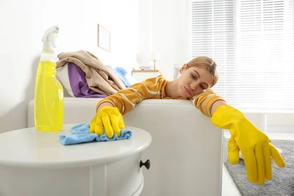 懒洋洋的年轻女人在家里擦桌子 清洁和家务劳动 — 图库照片