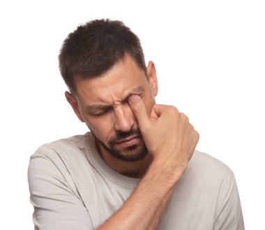 Beyaz arka planda göz yorgunluğu çeken bir adam.