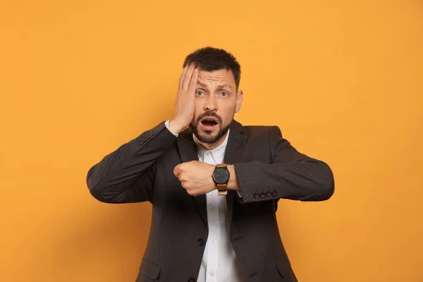 Emotional Man Checking Time Orange Background Being Late Concept — Stock Photo, Image