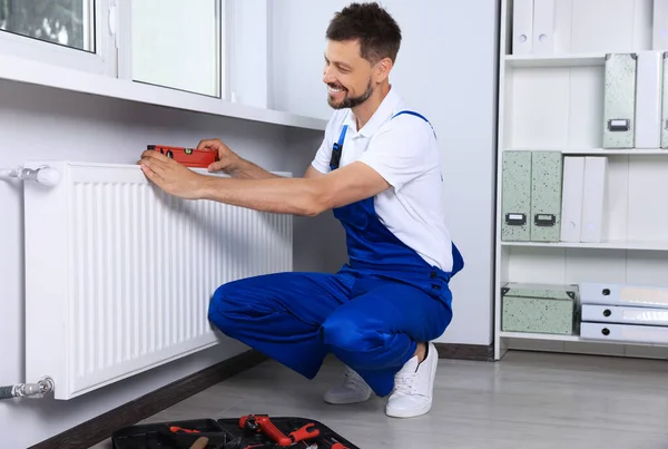Professional Plumber Using Bubble Level Installing New Heating Radiator Room — 스톡 사진