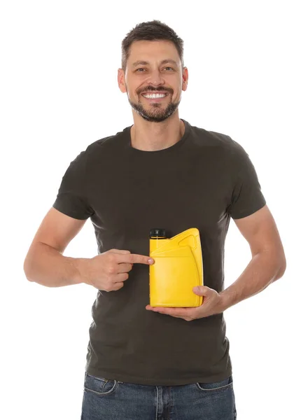 Чоловік Вказує Жовтий Контейнер Моторної Олії Білому Тлі — стокове фото