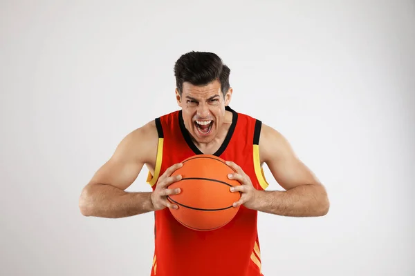 灰色の背景にボールとバスケットボール選手 — ストック写真