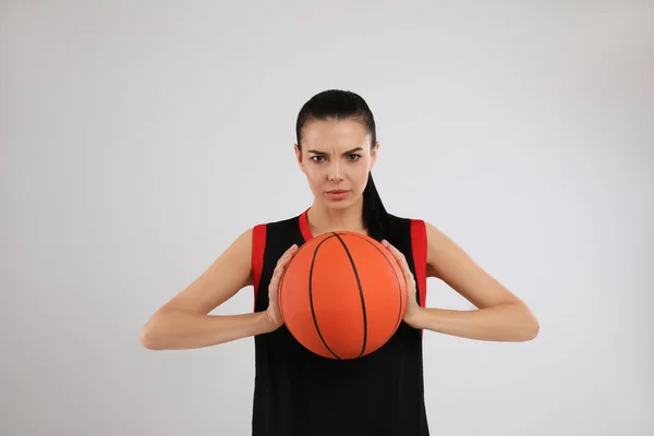 Jogador Basquete Com Bola Fundo Cinza — Fotografia de Stock