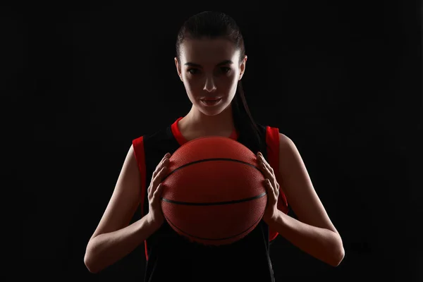 黒の背景にボールとバスケットボール選手 — ストック写真