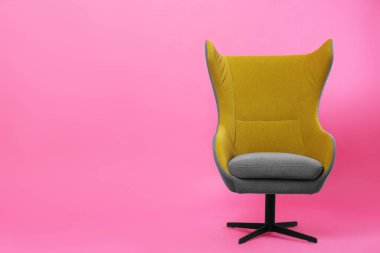Pembe arka planda rahat ofis koltuğu, metin için boşluk
