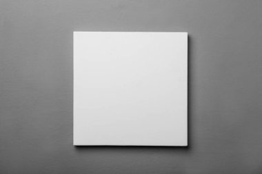 Gri duvardaki boş tuval. Tasarım için boşluk