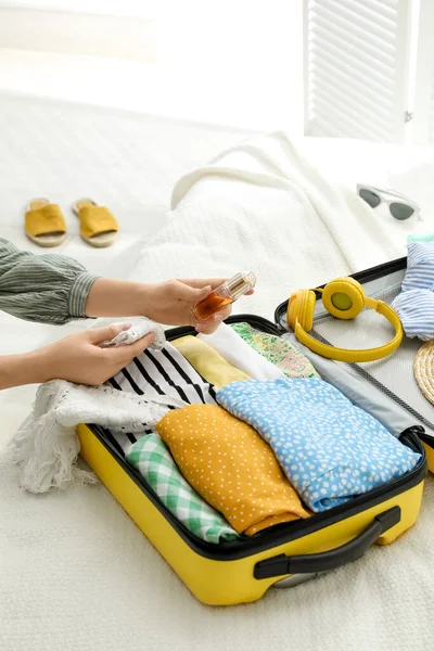 Kvinna Packning Resväska För Resa Sängen Närbild — Stockfoto