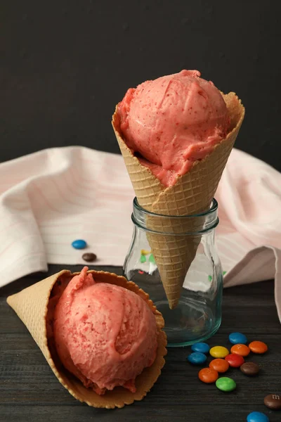 Вкусное Розовое Мороженое Вафельных Рожках Конфеты Черном Деревянном Столе — стоковое фото