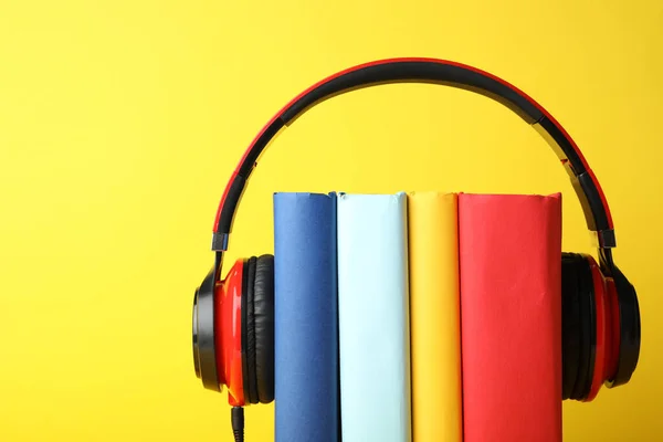 Boeken Met Moderne Koptelefoon Gele Achtergrond Ruimte Voor Tekst — Stockfoto