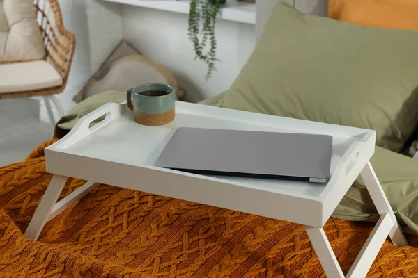 Modern Dizüstü Bilgisayarlı Beyaz Tepsi Yatağın Içinde Bir Fincan Aromatik — Stok fotoğraf