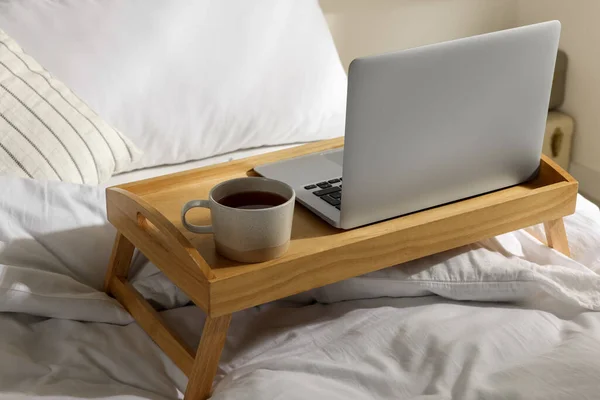 Holztablett Mit Modernem Laptop Und Einer Tasse Aromatischem Tee Bett — Stockfoto