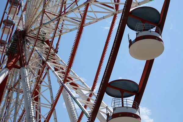 Beautiful Ferris Wheel Blue Sky Sunny Day Low Angle View — Zdjęcie stockowe