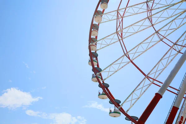 Beautiful Large Ferris Wheel Blue Sky Clouds Sunny Day — Stok fotoğraf