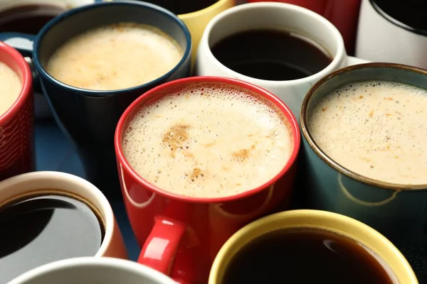 Viele Tassen Mit Verschiedenen Kaffeegetränken Auf Dem Tisch — Stockfoto