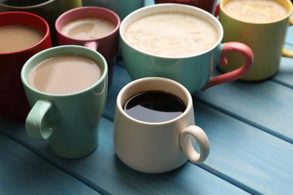 Muitas Xícaras Diferentes Bebidas Café Mesa Madeira Azul Claro — Fotografia de Stock