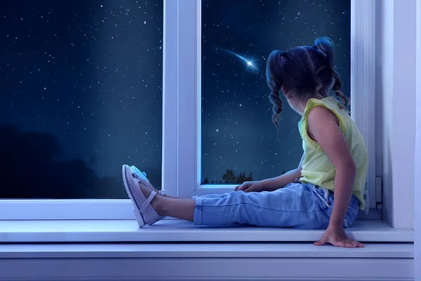Cute Little Girl Sitting Window Looking Shooting Star Beautiful Night — Fotografia de Stock