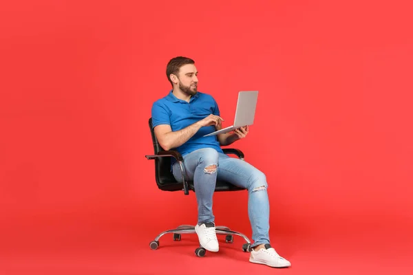 Jeune Homme Avec Ordinateur Portable Assis Dans Une Chaise Bureau — Photo