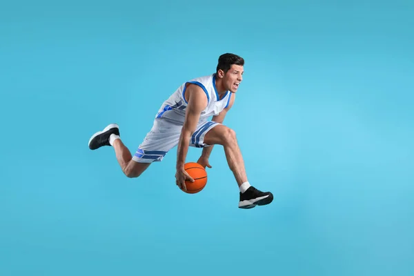 Deportista Profesional Jugando Baloncesto Sobre Fondo Azul Claro — Foto de Stock