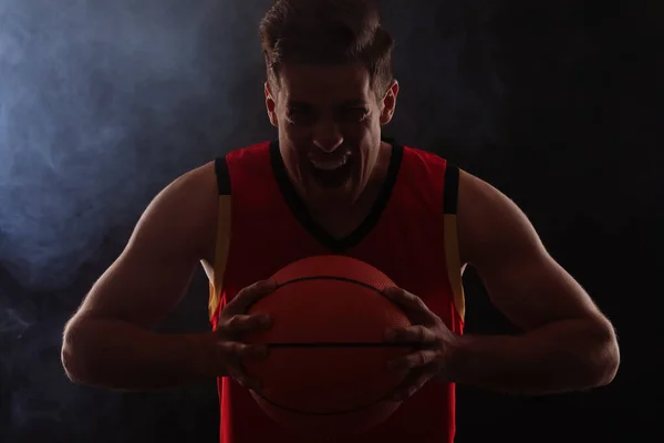 Basketballspieler Mit Ball Auf Schwarzem Hintergrund — Stockfoto