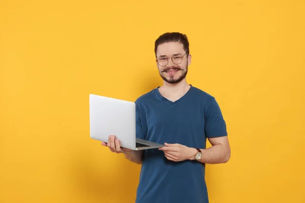 Happy Man Laptop Orange Background — 스톡 사진