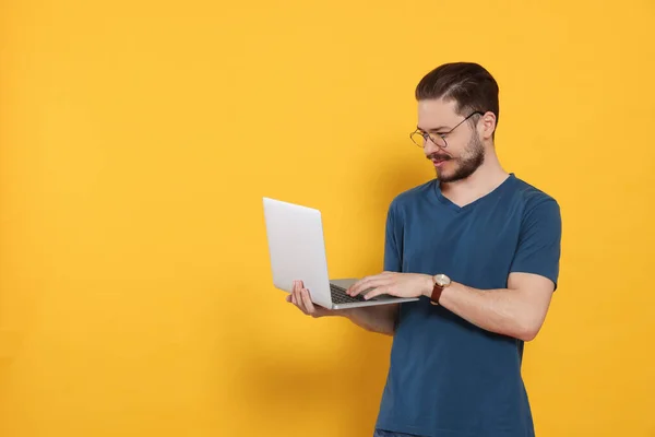 Happy Man Using Laptop Orange Background Space Text — 스톡 사진