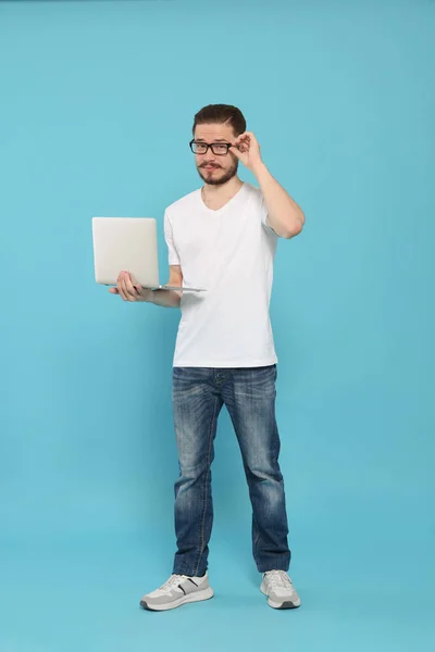 Serious Man Using Laptop Light Blue Background — Fotografia de Stock