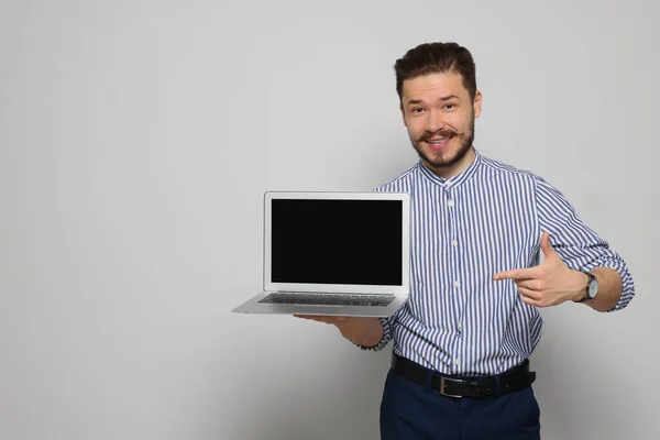 Emotional Man Pointing Laptop Light Grey Background Space Text — ストック写真