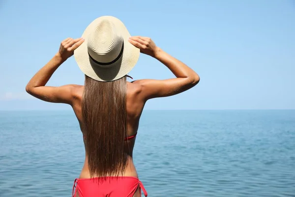 Sexy Young Woman Stylish Bikini Straw Hat Seashore Back View — Zdjęcie stockowe