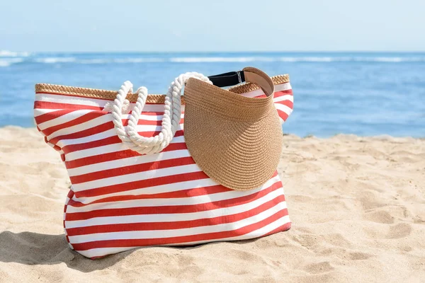 Stylish Striped Bag Visor Cap Sandy Beach Sea — Stok fotoğraf