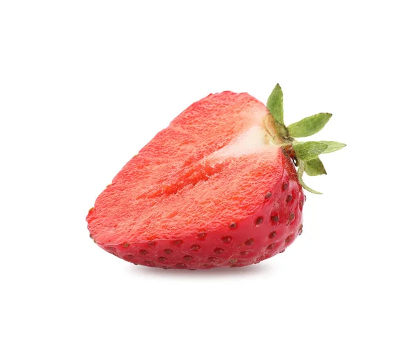 Schneiden Sie Frische Reife Erdbeeren Isoliert Auf Weiß — Stockfoto