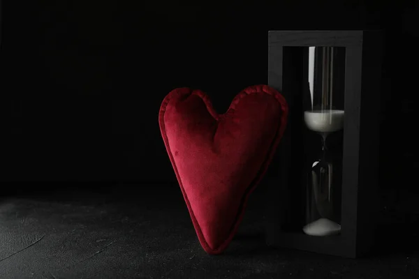 Heart Shaped Cushion Hourglass Black Stone Table Space Text Relationship — Stockfoto