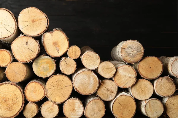 黒い背景に薪を切る 冬の暖房 — ストック写真