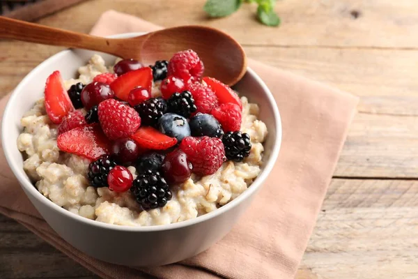 Bowl Tasty Oatmeal Porridge Berries Served Wooden Table Closeup Healthy — Fotografia de Stock
