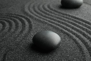 Taşlı siyah kum ve güzel desenli. Zen kavramı