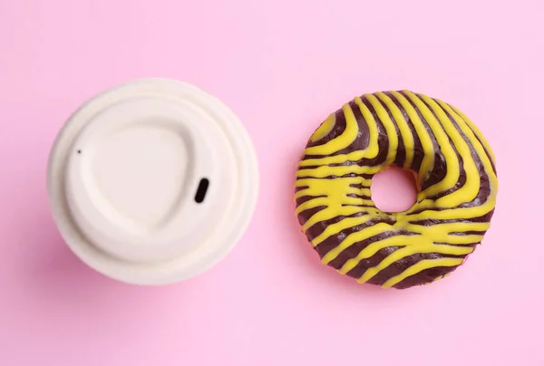 Вкусный Пончик Чашка Горячего Напитка Розовом Фоне Плоский Лежал — стоковое фото