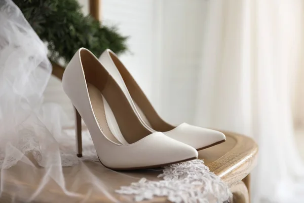Par Sapatos Brancos Salto Alto Véu Grinalda Cadeira Madeira Dentro — Fotografia de Stock