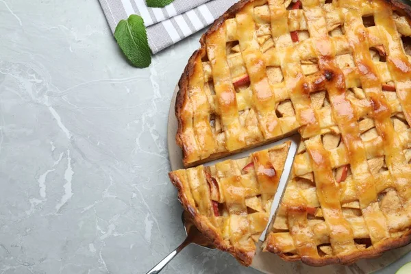 Fresh Traditional Apple Pie Light Grey Table Flat Lay Space — Foto de Stock