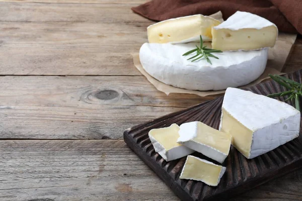 Saboroso Queijo Brie Cortado Com Alecrim Mesa Madeira Espaço Para — Fotografia de Stock