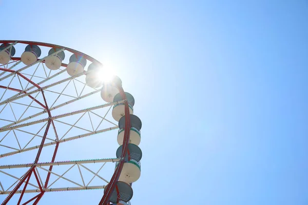 Beautiful Ferris Wheel Blue Sky Sunny Day Low Angle View — ストック写真