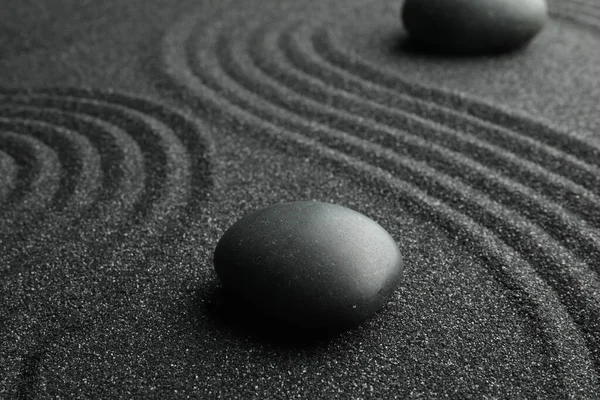 Черный Песок Камнями Красивый Узор Концепция Дзен — стоковое фото