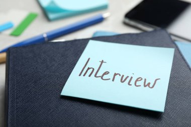 İş görüşmesi ve kırtasiye ile ilgili hatırlatma notu, yakın plan