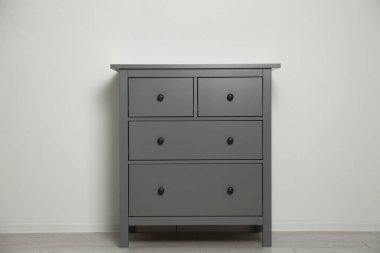 Aydınlık duvarın yanındaki gri çekmeceler