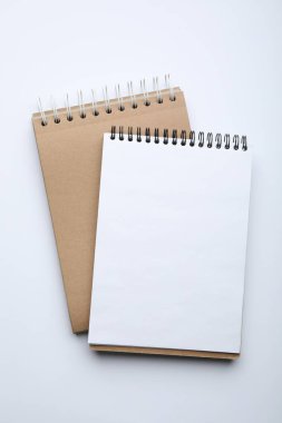 Beyaz, üst görünümde izole edilmiş şık defterler