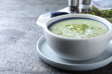 Gri masada bir kase lezzetli kuşkonmaz çorbası.