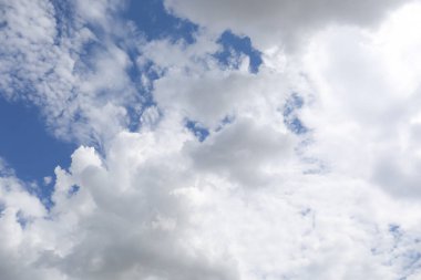 Kabarık bulutlu mavi gökyüzü manzarası